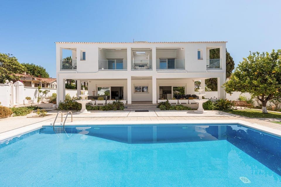 Property building, Day, Pool view, Swimming pool, Swimming pool, sunbed