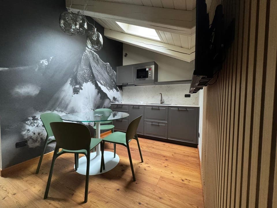 Kitchen or kitchenette, Dining area, Lunch, stove