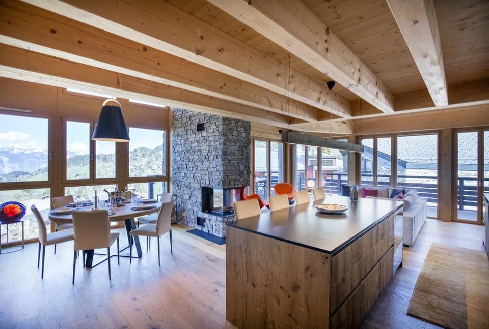 Kitchen or kitchenette, Dining area