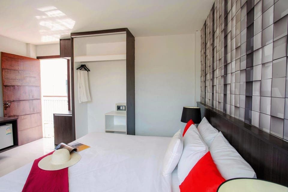 Property building, Bed, Day, Bedroom, hair dryier, air conditioner, air conditioner