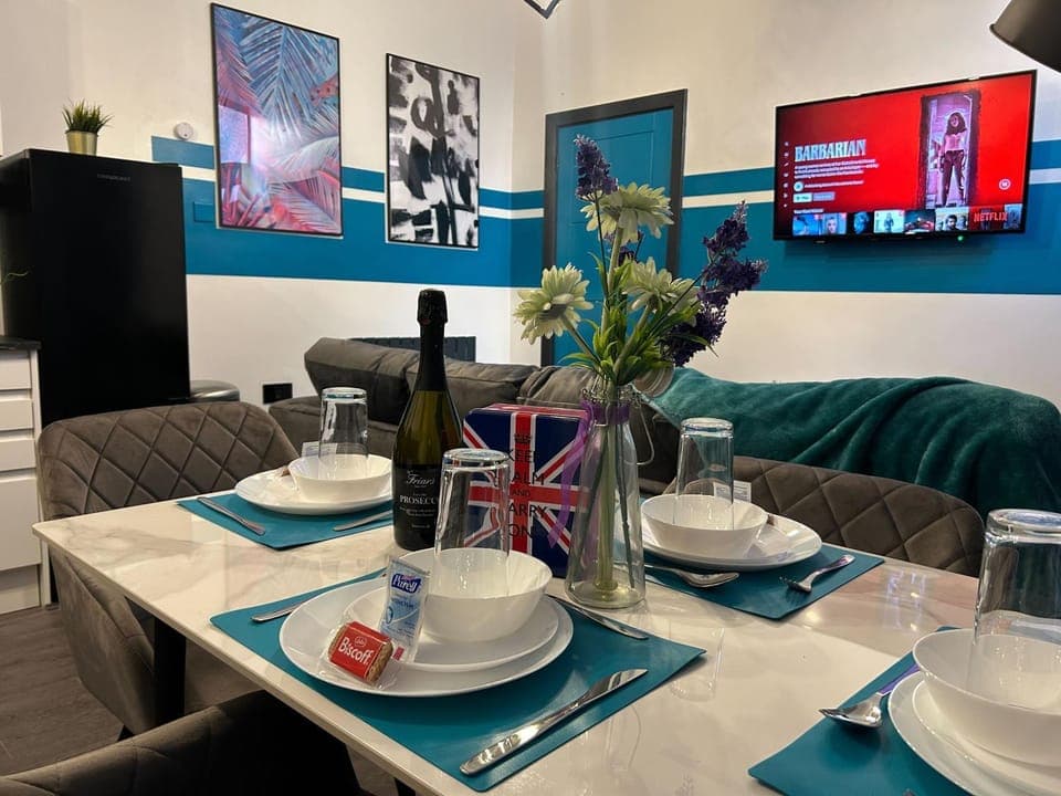 Living room, Seating area, Dining area