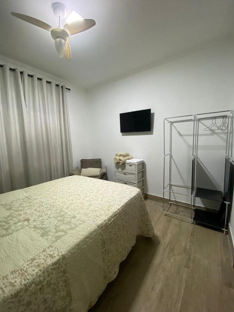 Bed, TV and multimedia, Photo of the whole room, Bedroom