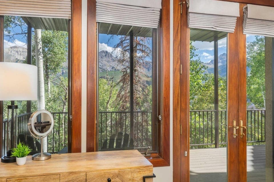 Crystal Ridge Retreat Hot Tub Walk to Lifts House in Telluride