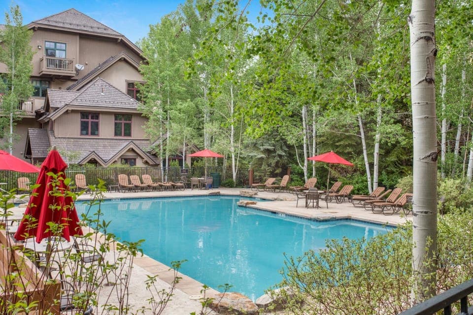 Luxury Home 300 Meters from Arrow Bahn Lift, 6 Bedrooms with 4 Kings, Game Room House in Edwards