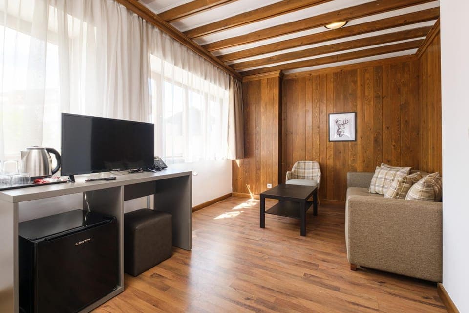 TV and multimedia, Living room, Seating area, Family, minibar