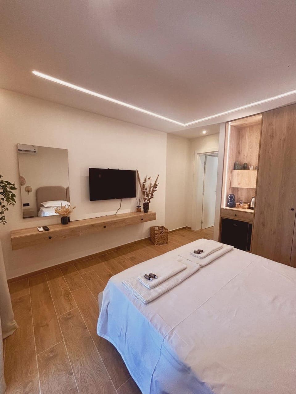 Bed, TV and multimedia, Kitchen or kitchenette, Photo of the whole room, Bedroom, towels, wardrobe