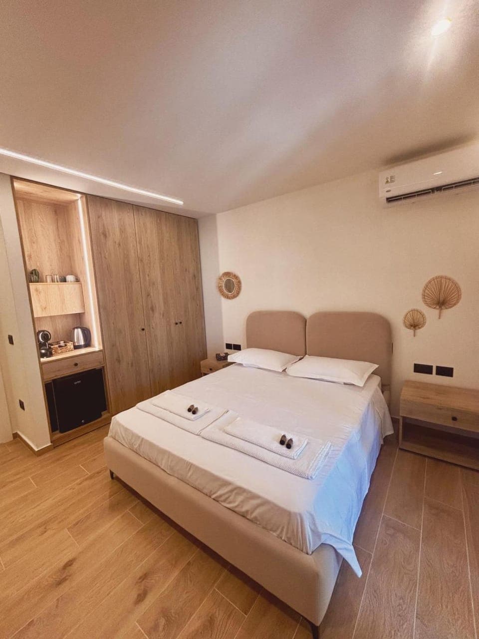 Photo of the whole room, Bedroom, towels, wardrobe, air conditioner