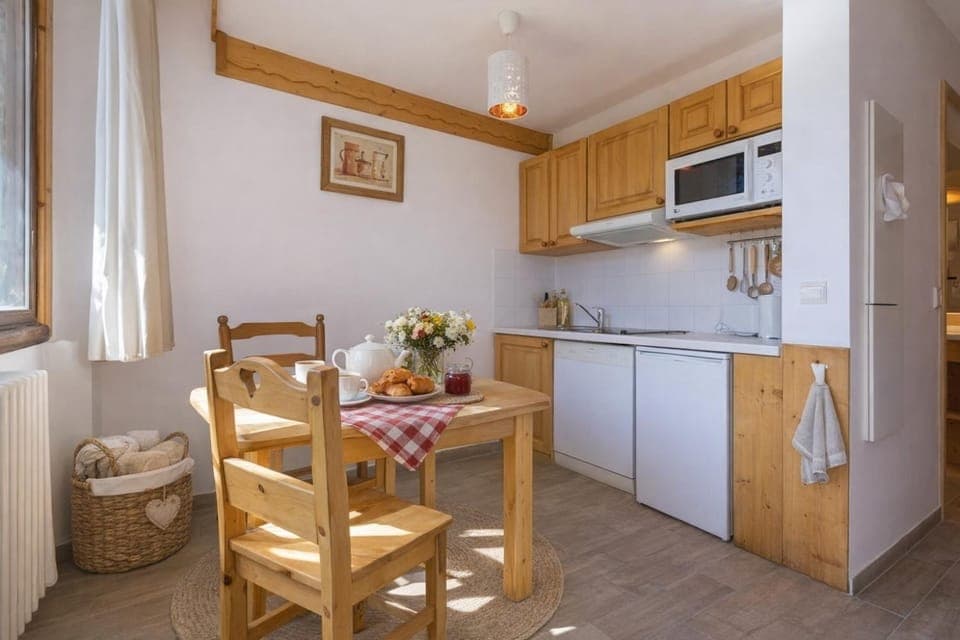 Kitchen or kitchenette, Seating area, Dining area, dishwasher, stove