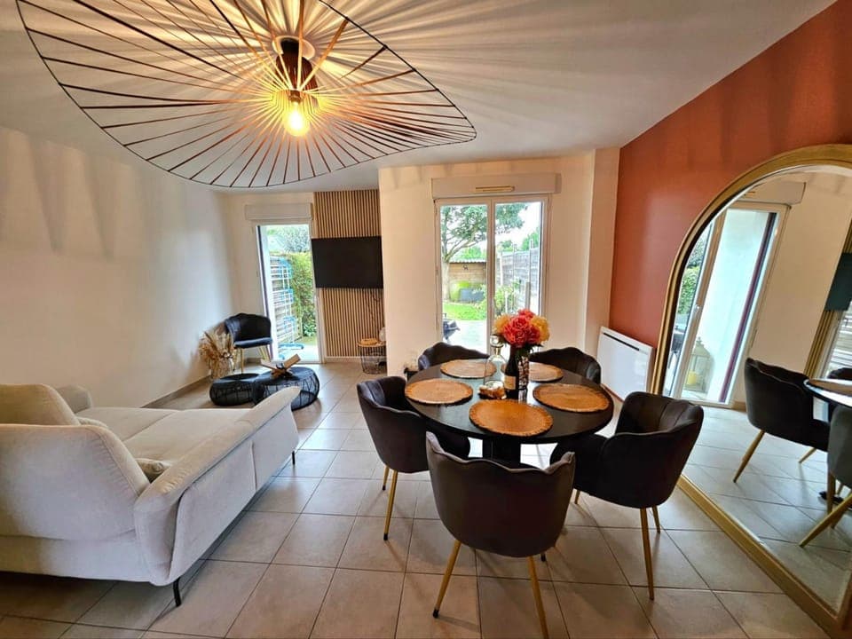 TV and multimedia, Living room, Seating area, Dining area, Garden view