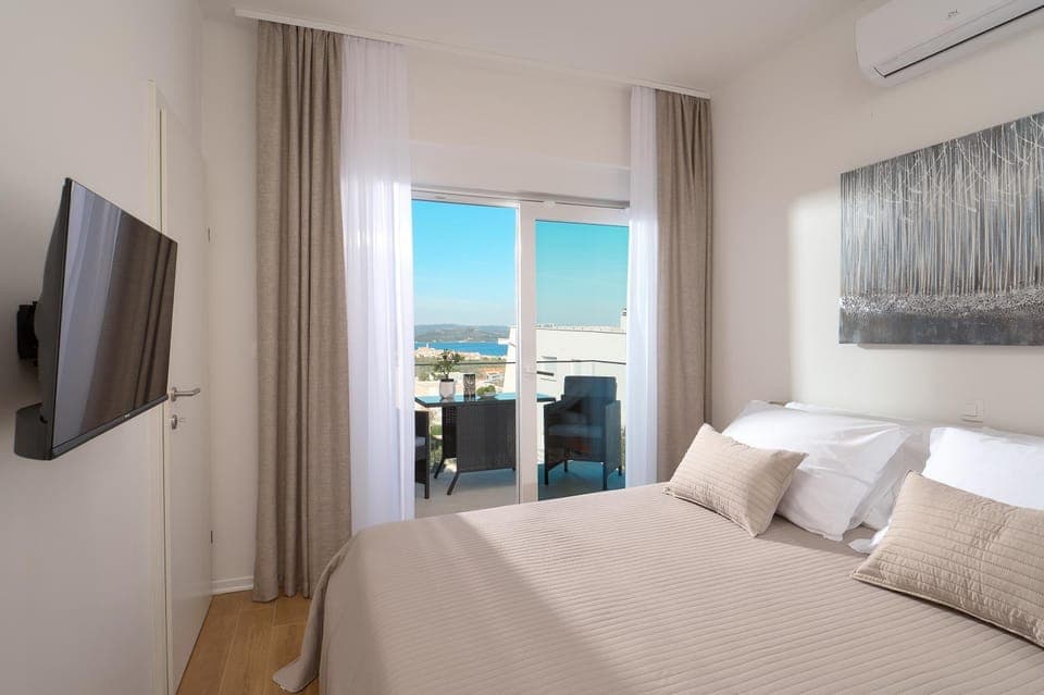 Bed, Natural landscape, TV and multimedia, Photo of the whole room, Bedroom, Sea view, air conditioner
