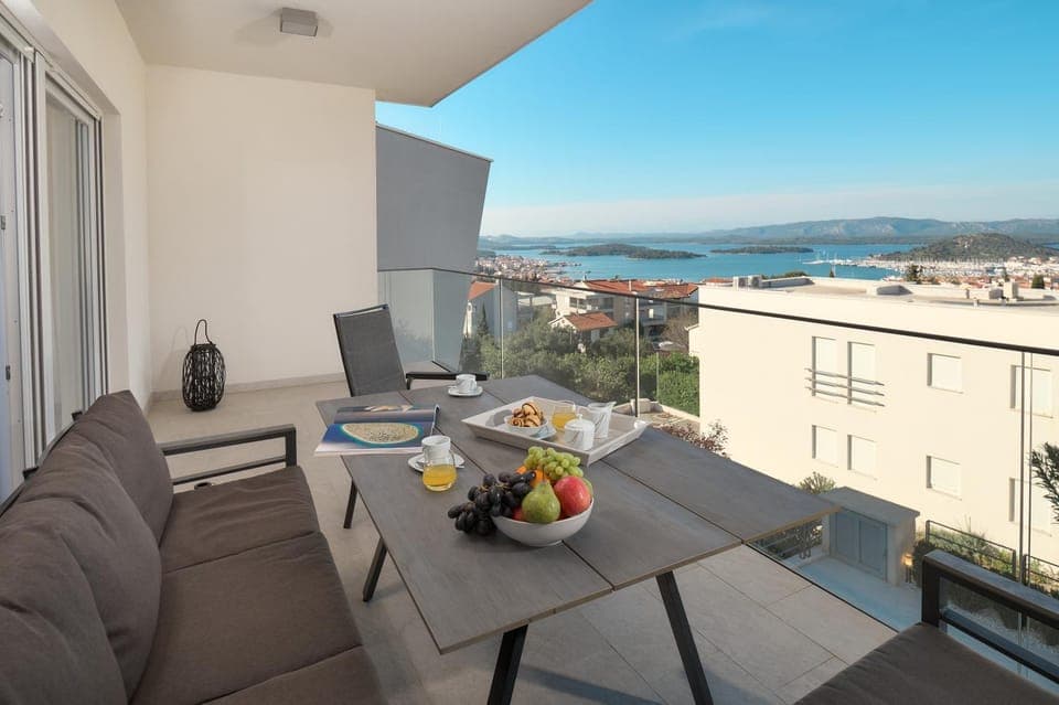 Day, Natural landscape, View (from property/room), Balcony/Terrace, Balcony/Terrace, Seating area, Sea view