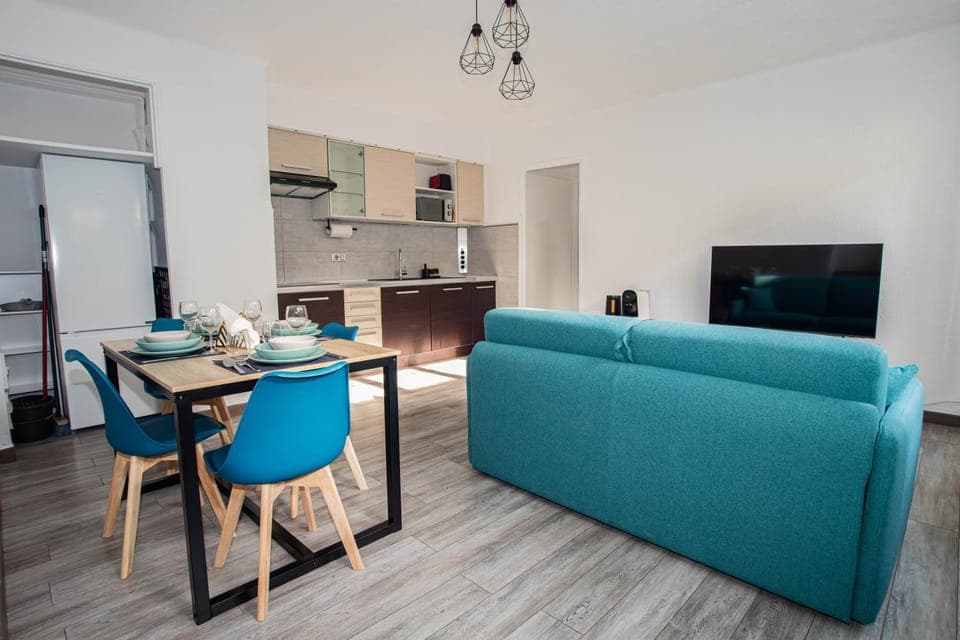 TV and multimedia, Kitchen or kitchenette, Living room, Dining area, stove