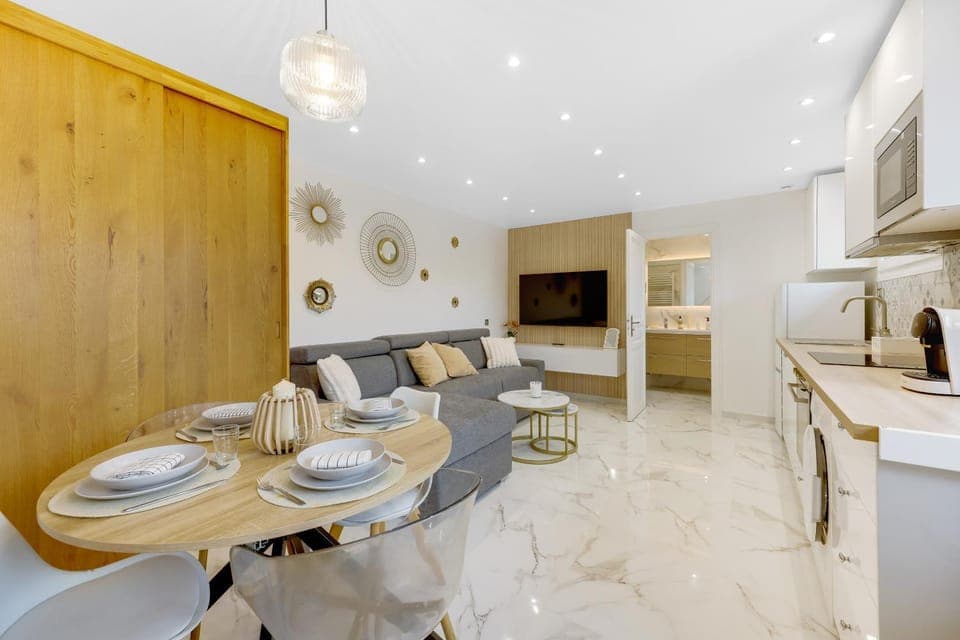 Day, TV and multimedia, Living room, Seating area, Dining area, kitchen