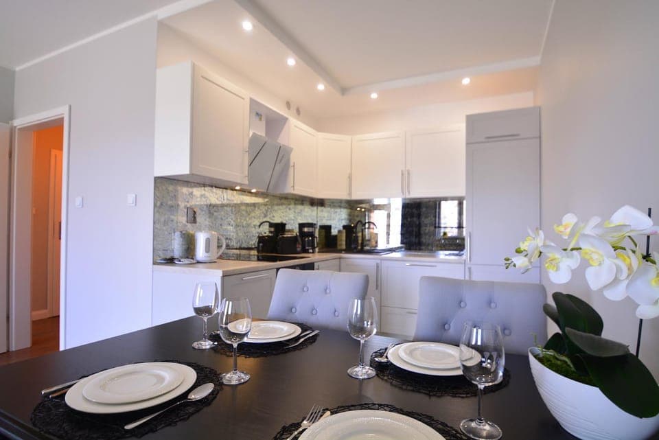 Kitchen or kitchenette, Dining area, stove