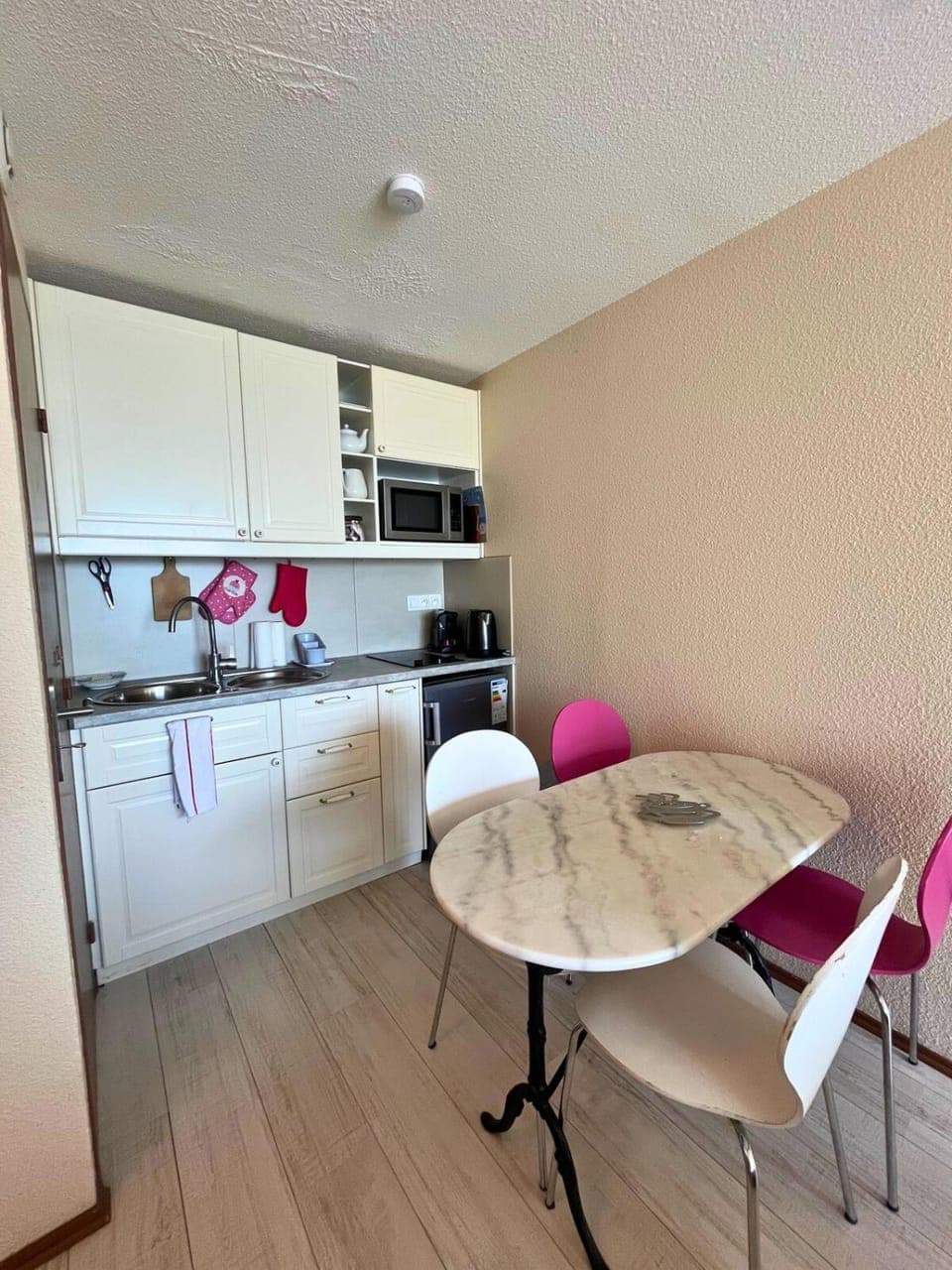 Dining area, pet friendly, stove