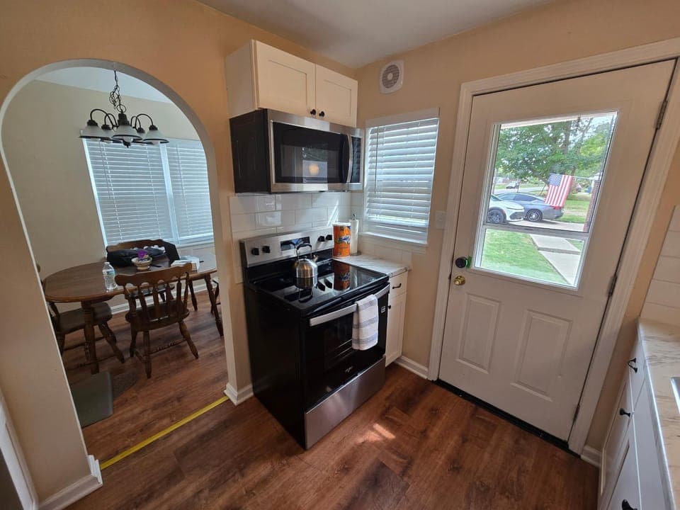 Kitchen or kitchenette, Dining area, oven, stove