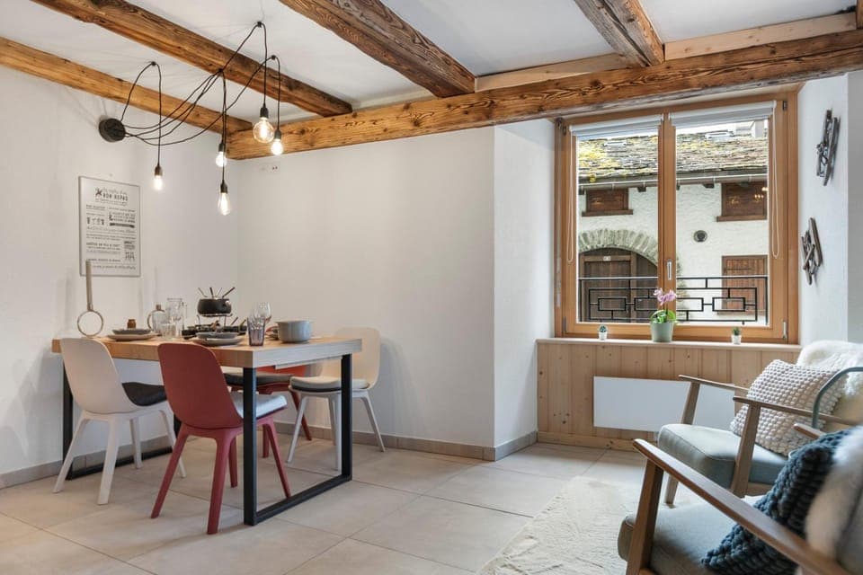 Kitchen or kitchenette, Dining area