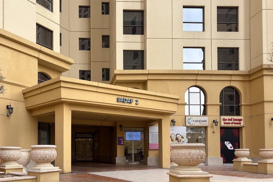 Property building, Facade/entrance, Day