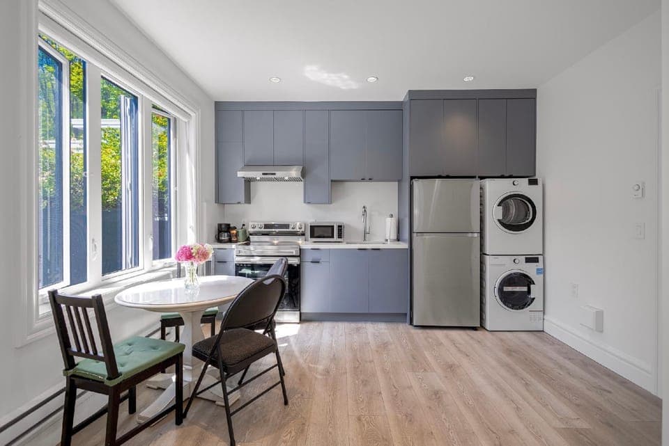 Kitchen or kitchenette, Seating area, Dining area, heating, storage, toaster, laundry