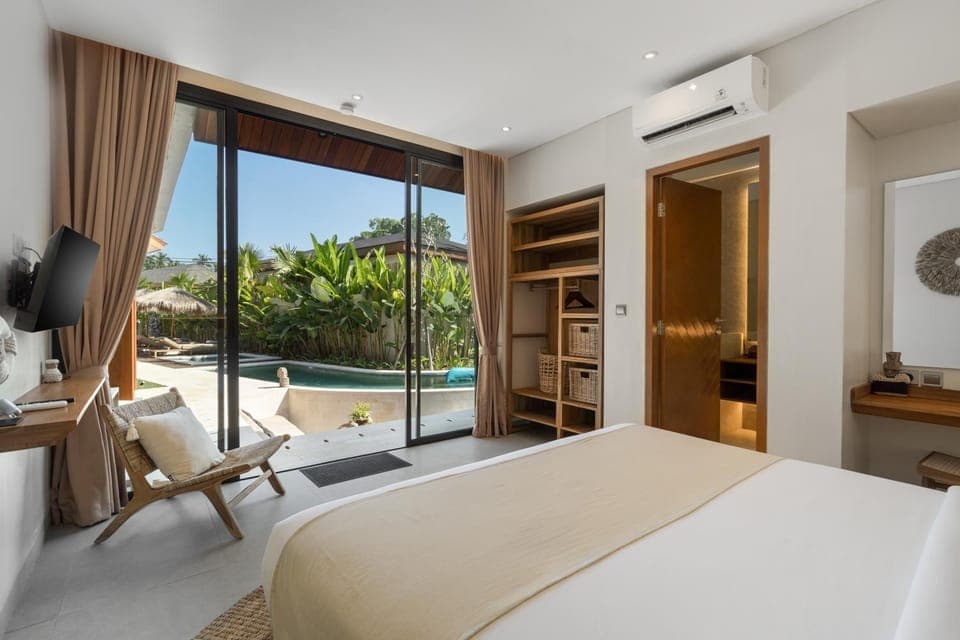 Bed, TV and multimedia, View (from property/room), Photo of the whole room, Bedroom, Pool view, air conditioner