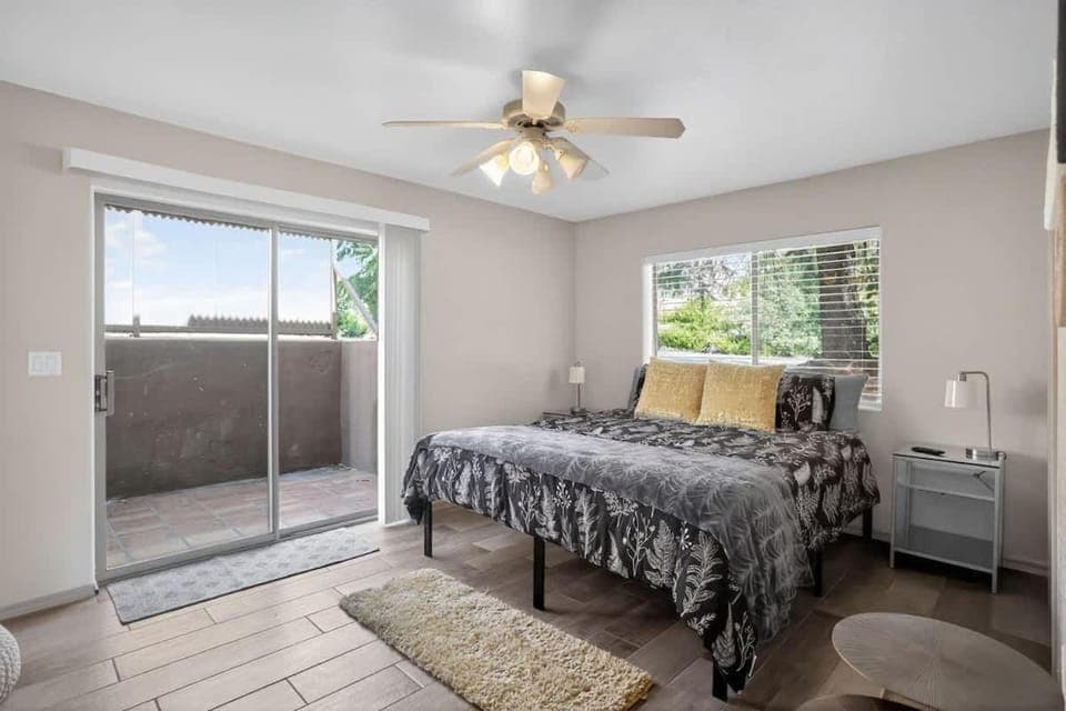 Bell Rock Casita King Size Bed w Cozy Fireplace House in Village of Oak Creek