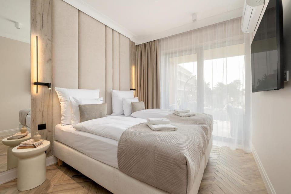 Bed, TV and multimedia, Bedroom, towels