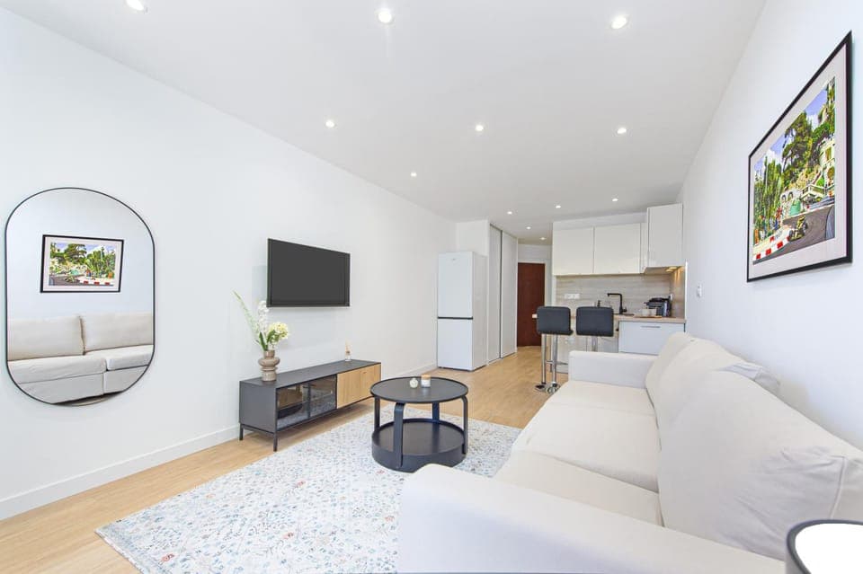 Communal lounge/ TV room, TV and multimedia, Living room, Seating area, Dining area, oven