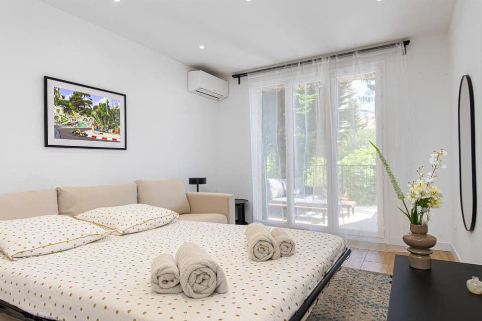 Bed, Living room, Photo of the whole room, Bedroom, towels, air conditioner