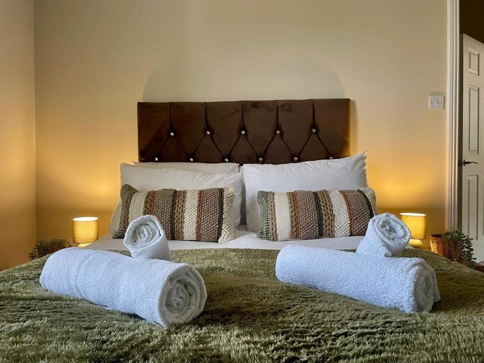 Bed, Bedroom, towels