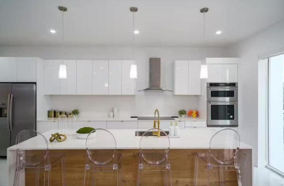 Kitchen or kitchenette, oven