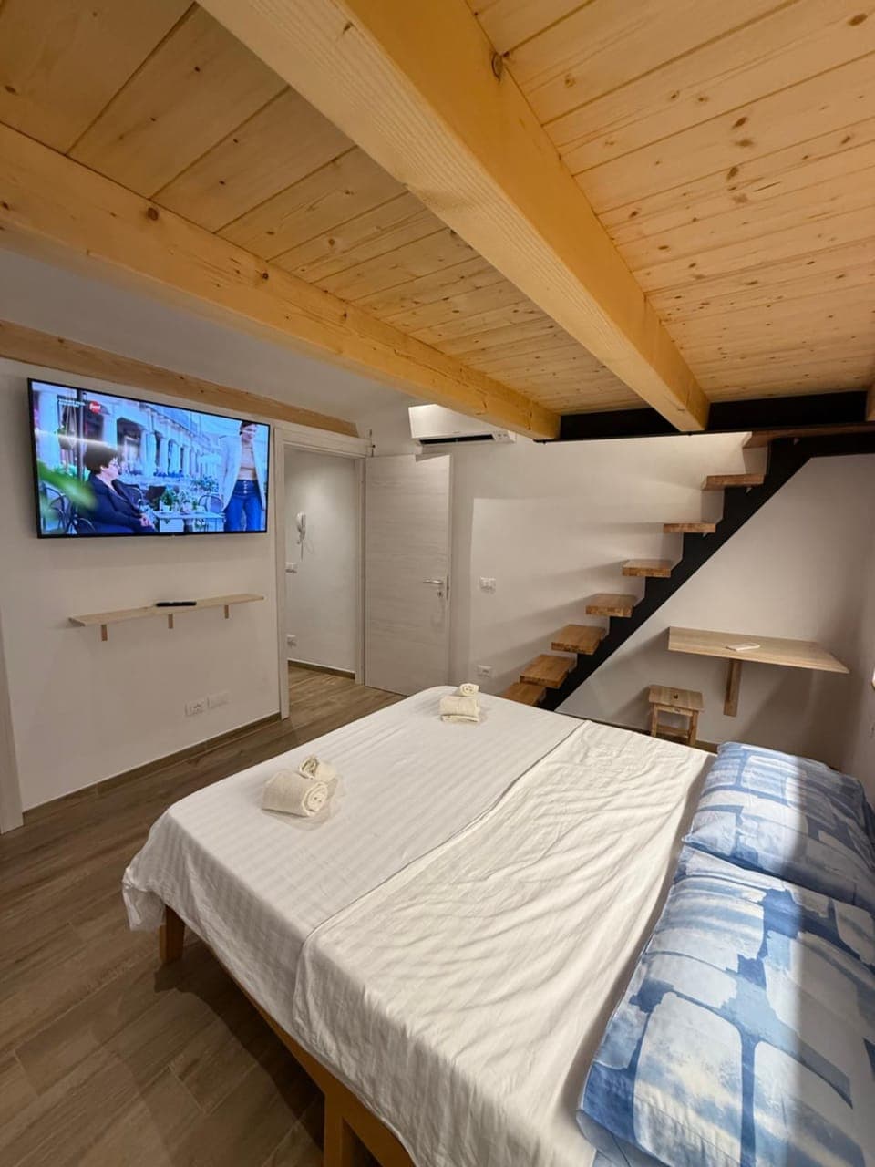 TV and multimedia, Photo of the whole room, Bedroom