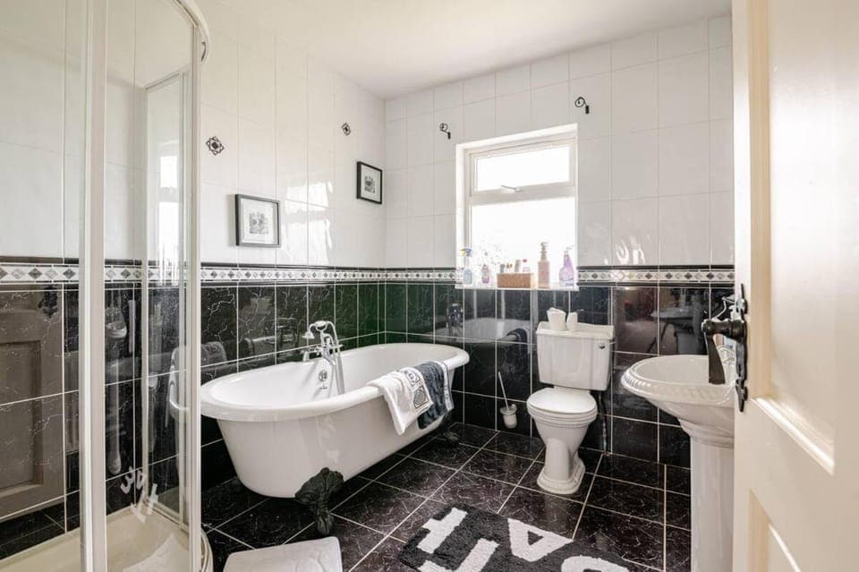 Shower, Toilet, Bathroom, Bath, bidet, towels