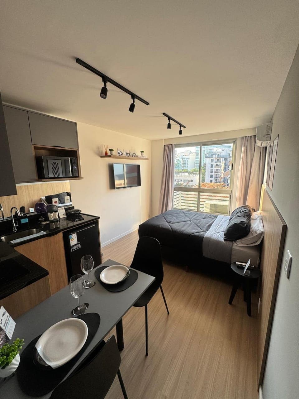 minibar, stove, toaster