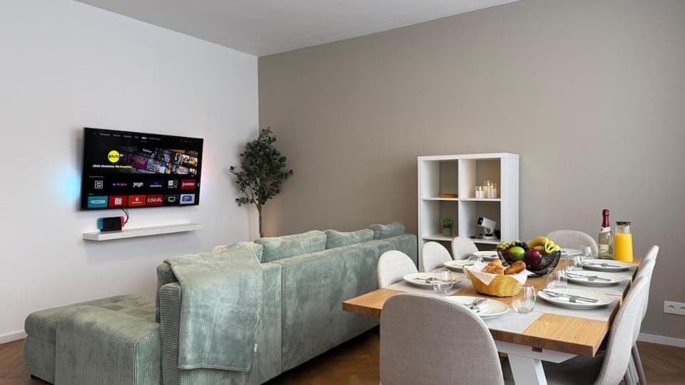 Communal lounge/ TV room, TV and multimedia, Living room, Seating area, Dining area, Evening entertainment