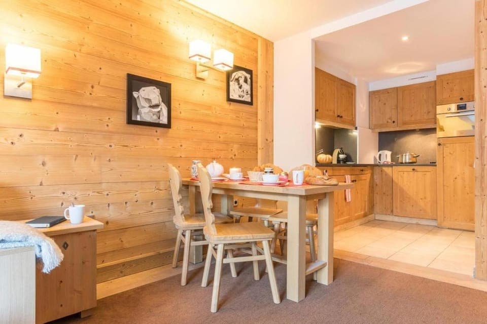 Kitchen or kitchenette, Living room, Seating area, Dining area, oven