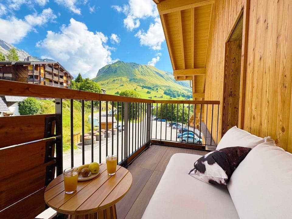 Nearby landmark, Natural landscape, View (from property/room), Balcony/Terrace, Mountain view
