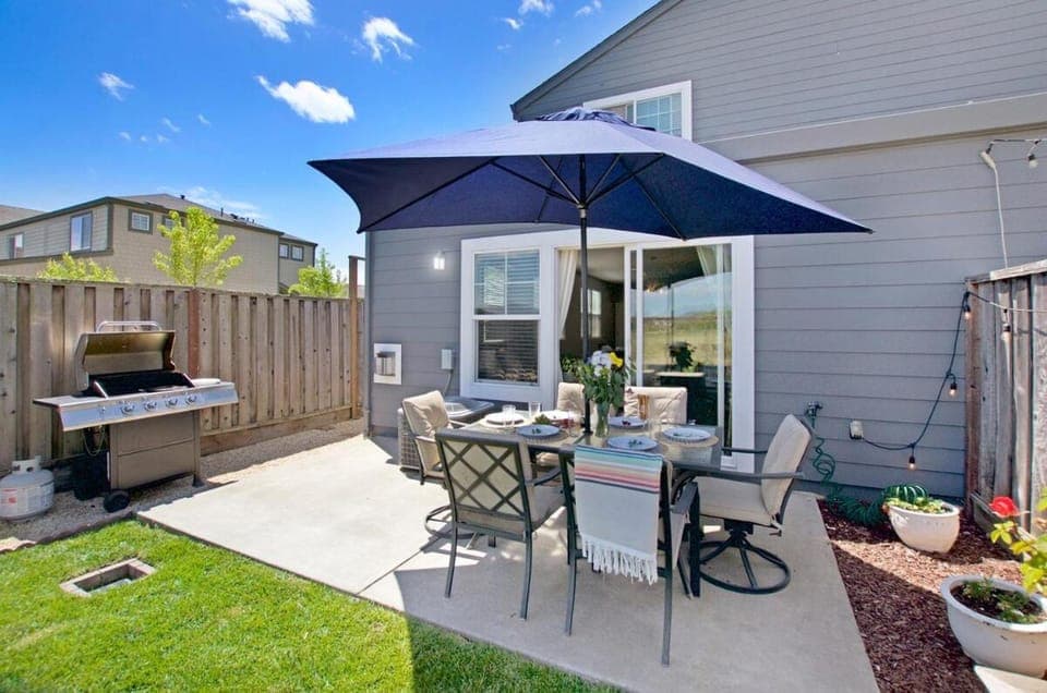 Property building, Patio, Spring, Day, BBQ facilities, Garden, View (from property/room), Balcony/Terrace, Dining area, Garden view, sunbed