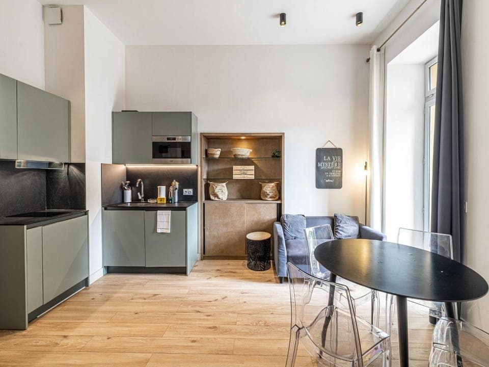 Kitchen or kitchenette, Dining area