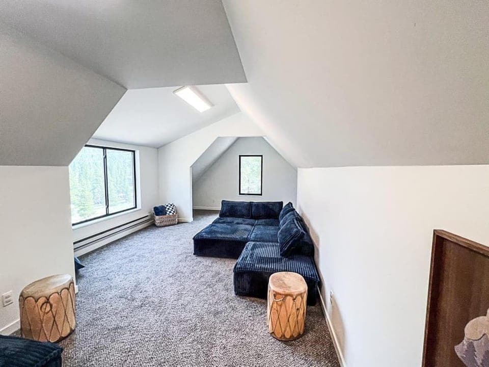Bed, Seating area