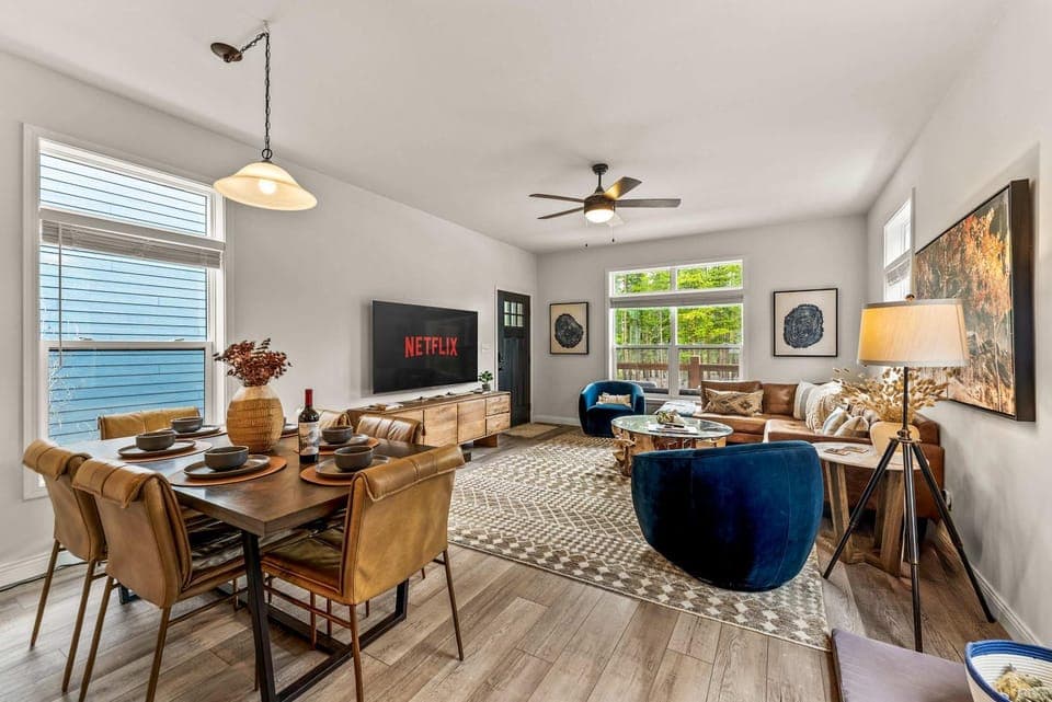 TV and multimedia, Living room, Seating area, Dining area