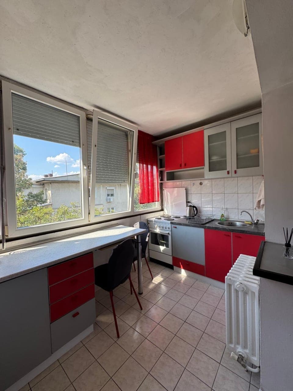 Kitchen or kitchenette, Dining area, oven