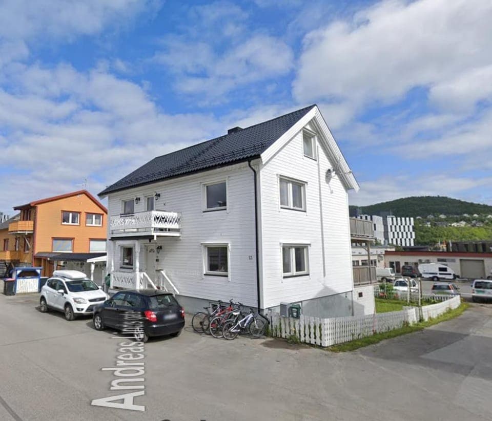 Facade/entrance, Street view, Parking
