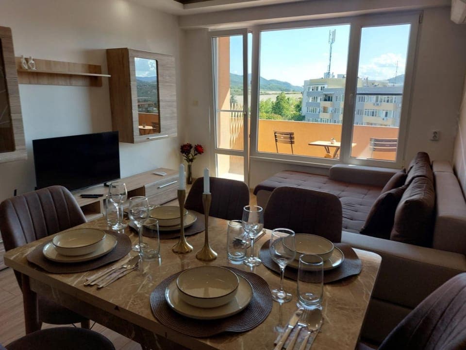 Communal lounge/ TV room, TV and multimedia, Living room, Seating area, Dining area, Evening entertainment