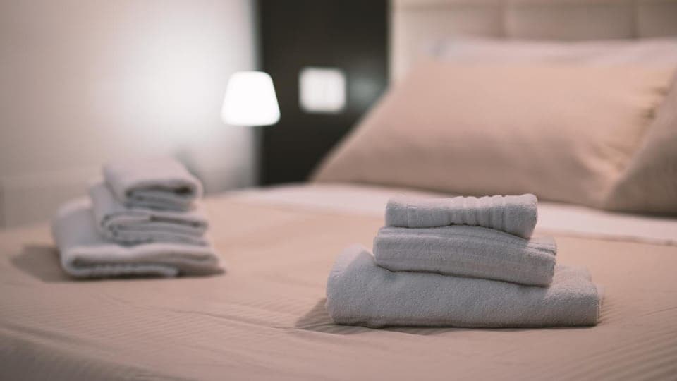 Bed, Bedroom, towels