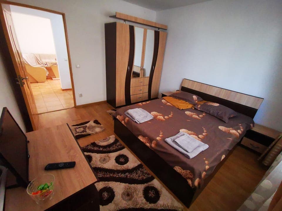 Bed, TV and multimedia, Photo of the whole room, Seating area, Bedroom, towels, wardrobe