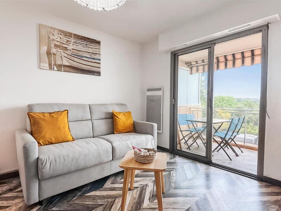 View (from property/room), Balcony/Terrace, Living room, Dining area, Sea view