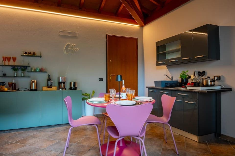 Kitchen or kitchenette, Food and drinks, Dining area