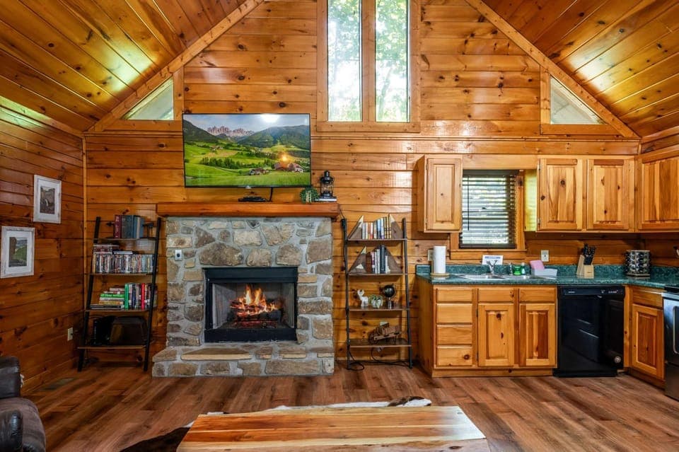 TV and multimedia, Kitchen or kitchenette, fireplace