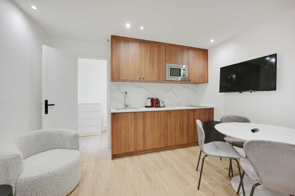 Kitchen or kitchenette, Dining area