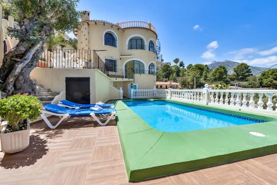 Property building, Swimming pool, sunbed